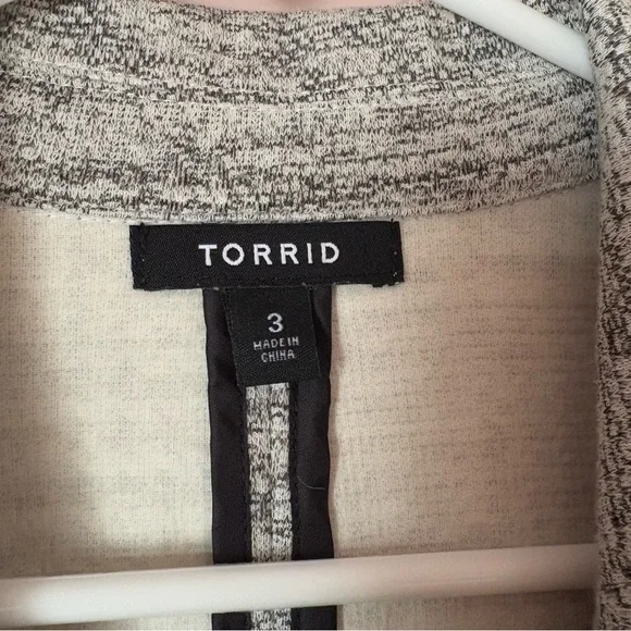 💚Torrid Gray Blazer with Notched Lapels and Oversized Fit - Picture 4 of 6